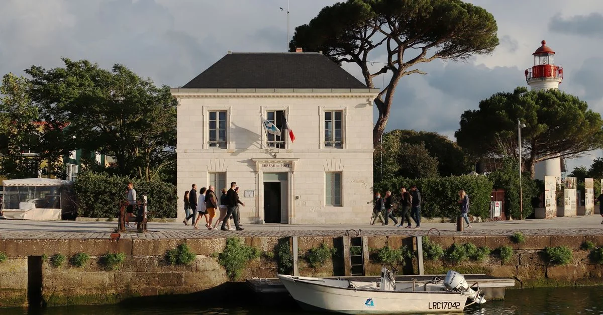 Schöne Aussicht auf den Hafen und Gebäude in La Rochelle, Frankreich, mit einem Boot und einem Leuchtturm.