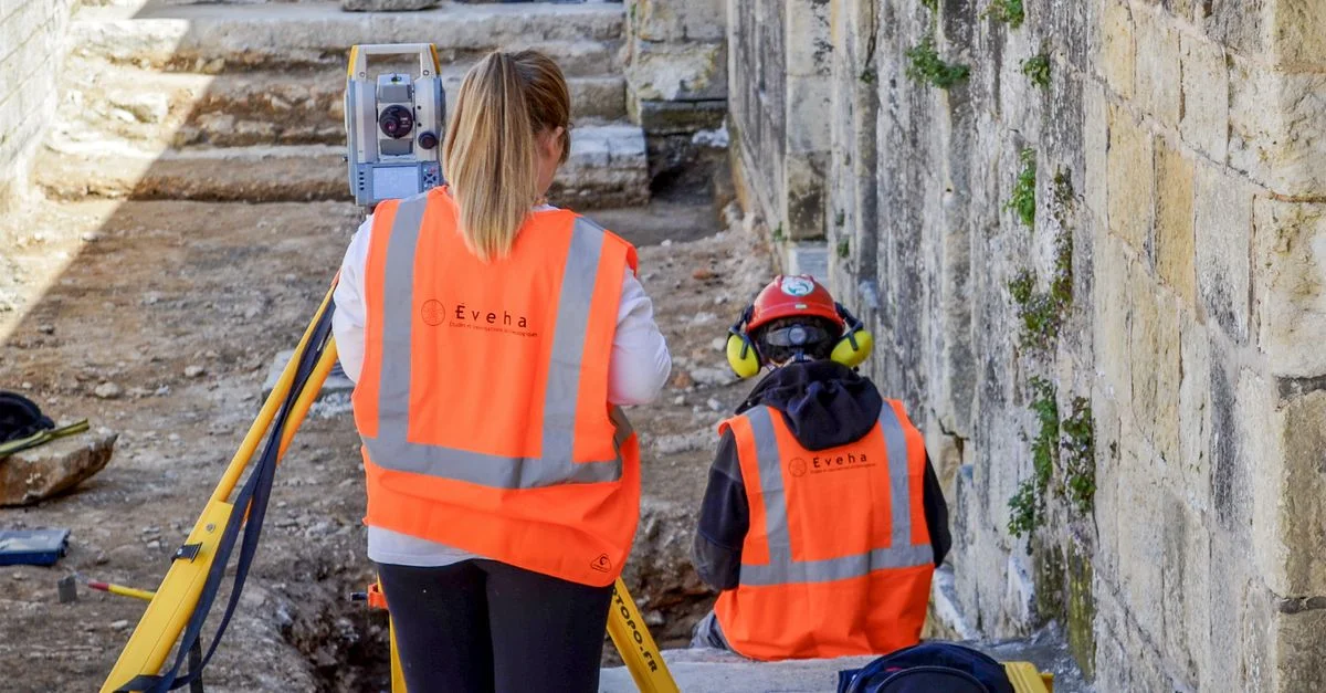 Fachleute führen eine archäologische Untersuchung an historischen Ruinen in Périgueux, Frankreich, durch.
