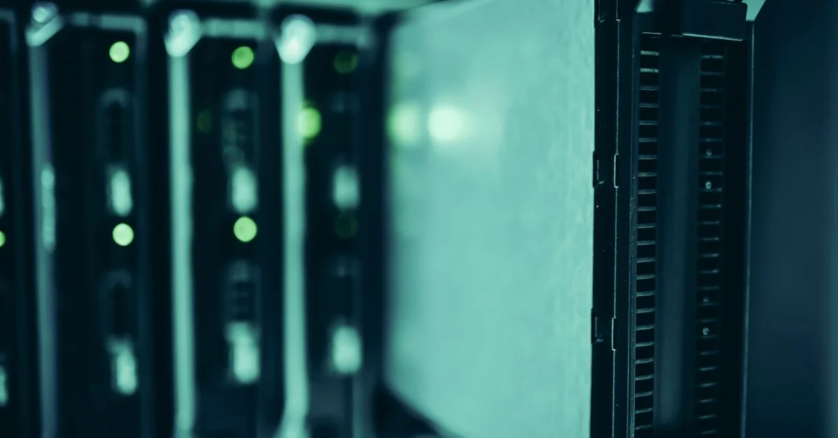 Nahaufnahme von Serverracks in einem Rechenzentrum, die die moderne Technologieinfrastruktur verdeutlicht.