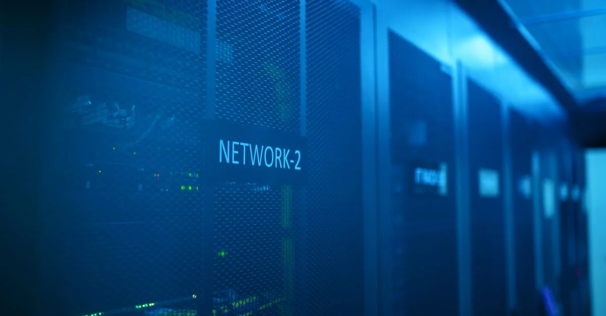 Ein moderner Serverraum mit Netzwerkausrüstung und blauer Beleuchtung. Ideal für Technologiethemen.