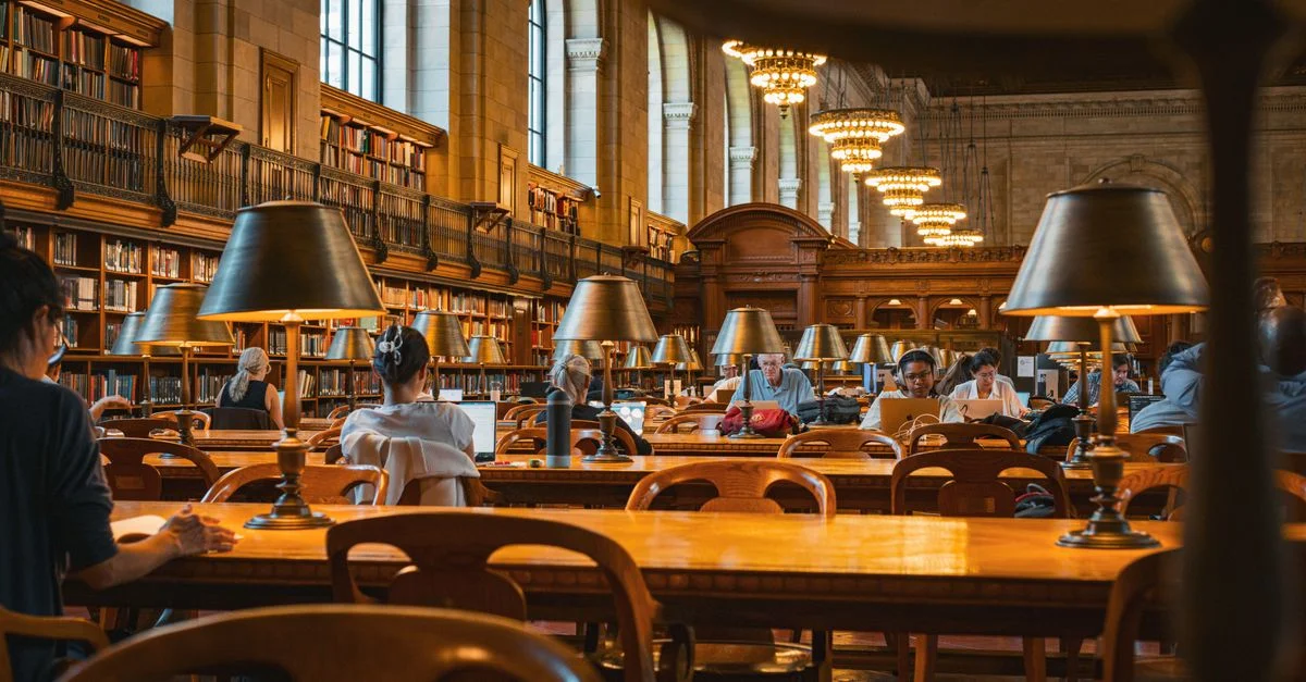 Innenansicht des ikonischen Rose Hauptlesesaals der New Yorker Öffentlichen Bibliothek.