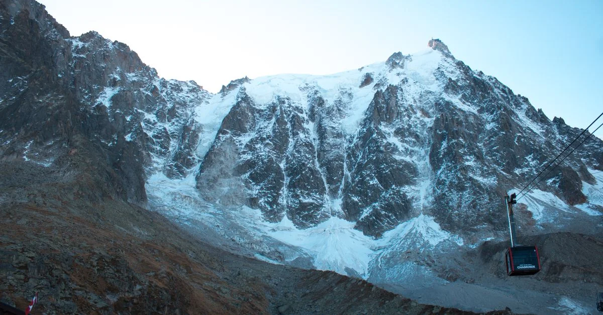 Entdecken Sie das majestätische schneebedeckte Mont Blanc-Massiv mit Blick auf die Seilbahn in Chamonix, Frankreich.