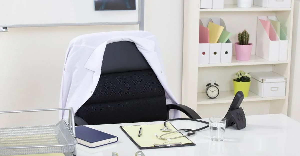 Ein sauberes und organisiertes medizinisches Büro mit einem Stethoskop auf dem Schreibtisch, das Professionalität im Gesundheitswesen symbolisiert.