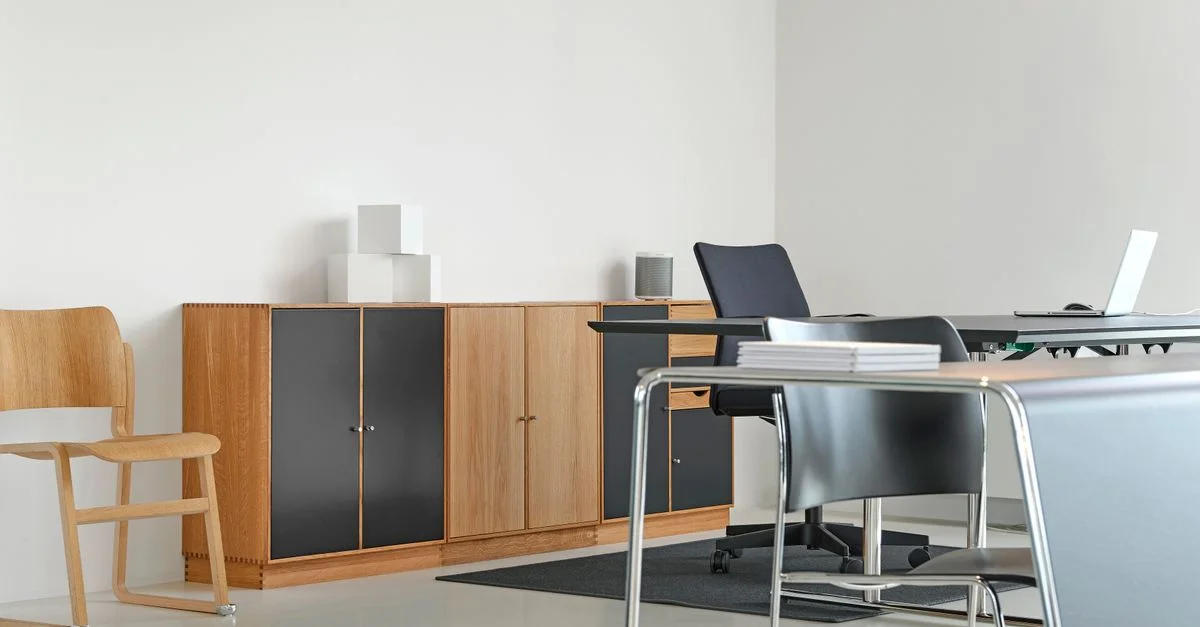 Ein sauberes und organisiertes modernes Büro mit stilvollen Möbeln und Dekor.
