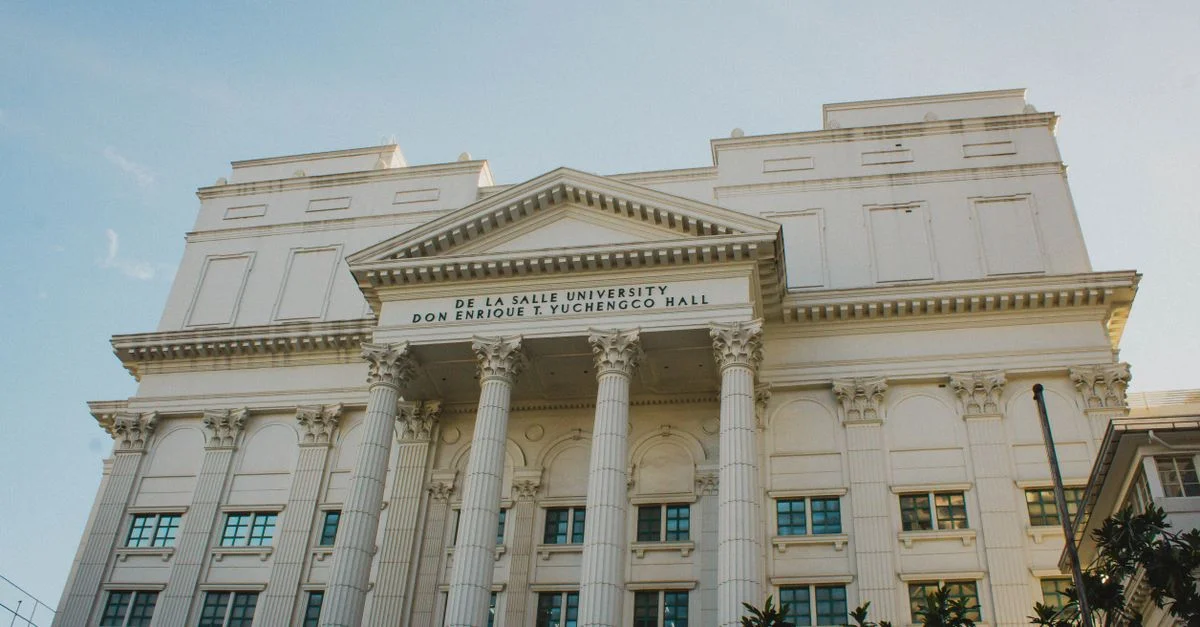 Klassische Architektur der De La Salle Universität auf den Philippinen.