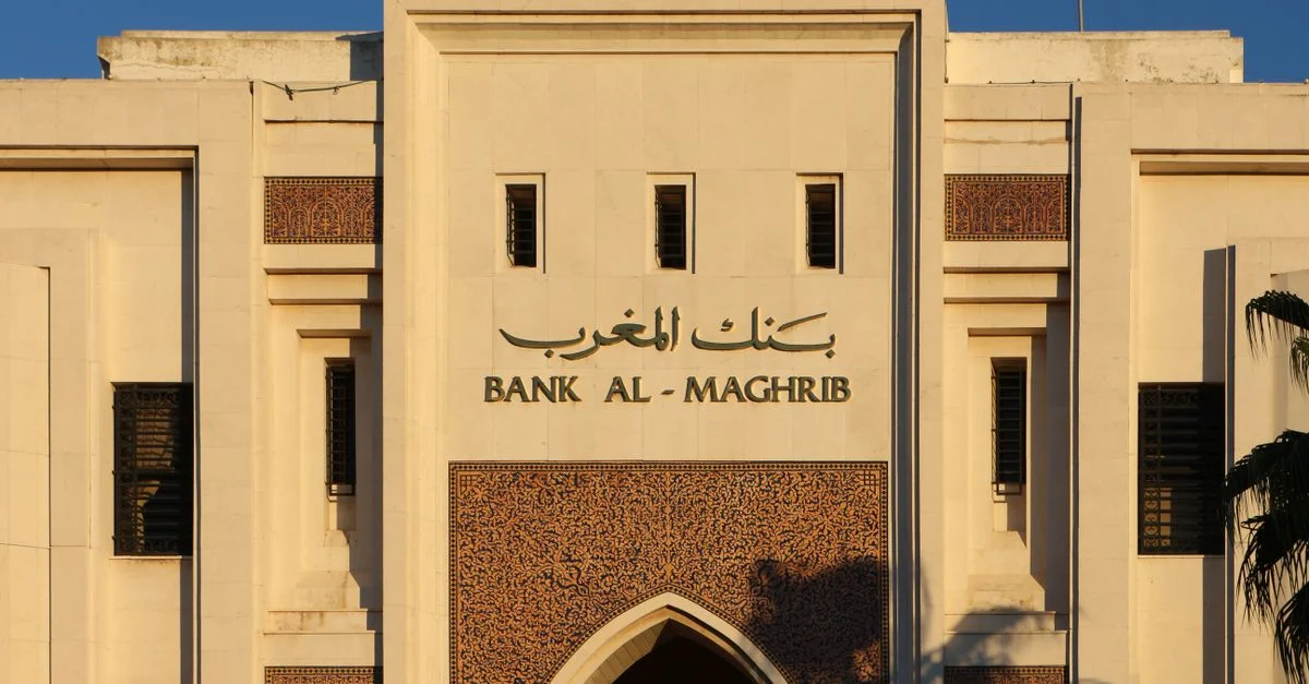 Detaillierte Fassadenansicht der Bank Al-Maghrib, die arabische Architektur in der urbanen Landschaft Marokkos zeigt.